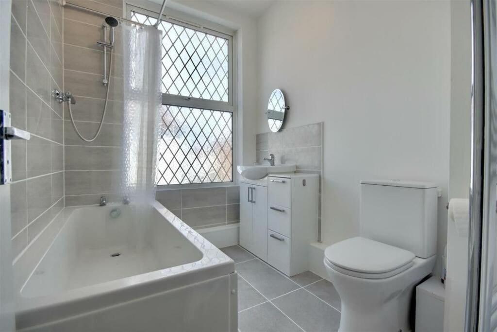Improved Private House In Central Location Portsmouth Exteriér fotografie